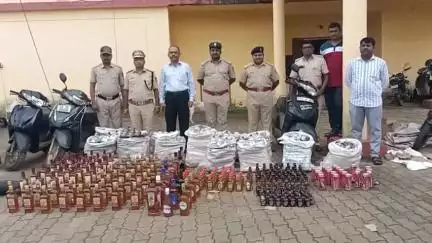 ಕಾರವಾರ: ಮದ್ಯದ ಬಾಟಲಿ ಕಂಡು ಅಬಕಾರಿ ಅಧಿಕಾರಿಗಳು ದಂಗು, ಲಕ್ಷಾಂತರ ರೂ. ಮೌಲ್ಯದ ಅಕ್ರಮ ಮದ್ಯ ಜಪ್ತಿ: ನಗರದಲ್ಲಿ ಡಿವೈಎಸ್ಪಿ ರಮೇಶ್