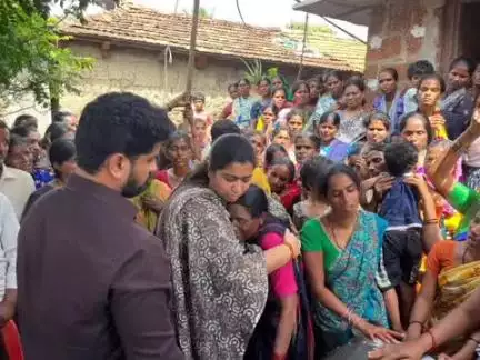 సంగారెడ్డి: మేడికుందలో కాంగ్రెస్‌ కార్యకర్త మృతదేహానికి పూలమాల వేసి నివాళులర్పించిన మంత్రి దామోదర్ రాజనర్సింహ కూతురు త్రిష దామోదర్