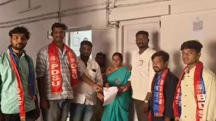 ఆదోని: అక్రమ ఫీజులు వసూలు చేస్తున్న అక్షర శ్రీ కాలేజ్ గుర్తింపును రద్దు చేయాలని BDSF, PDSU నాయకులు డిమాండ్