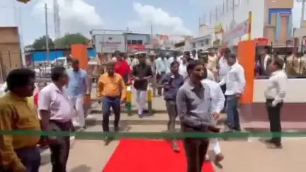 ಚಿತ್ರದುರ್ಗ: ನಗರದ ಕೆಎಸ್‌ಆರ್‌ಟಿಸಿ ಬಸ್ ನಿಲ್ದಾಣದಲ್ಲಿ ರಾಜ್ಯ ಸರ್ಕಾರದ ಸಾಧನೆ ಬಿಂಬಿಸುವ ವಸ್ತು ಪ್ರದರ್ಶನ