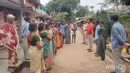 గుజ్జుపాడు గ్రామస్తులకు సైబర్ క్రైమ్, రోడ్డు ప్రమాదాలపై అవగాహన కల్పించిన ఎస్సై పి.నారాయణ రావు