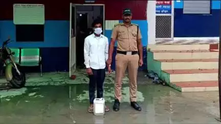 लक्सर: कोतवाली क्षेत्र से कच्ची शराब के साथ प्रतापपुर के युवक को पुलिस ने किया गिरफ्तार