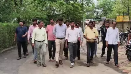 बीना: प्रताप वार्ड राय नगर कॉलोनी में कीचड़ से परेशान लोगों ने तहसील कार्यालय पहुंचकर SDM को दिया ज्ञापन