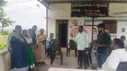అసిఫాబాద్: మంజూరైన ఇందిరమ్మ ఇంటిని ఎలా క్యాన్సల్ చేస్తారని తుంపల్లిలో బాధిత మహిళ ఆవేదన