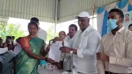 బుగ్గారం: బుగ్గారం మండల కేంద్రంలో  లబ్ధిదారులకు ప్రోసిడింగ్ పత్రాలను పంపిణీ చేసిన మంత్రి అడ్లూరి లక్ష్మణ్ కుమార్