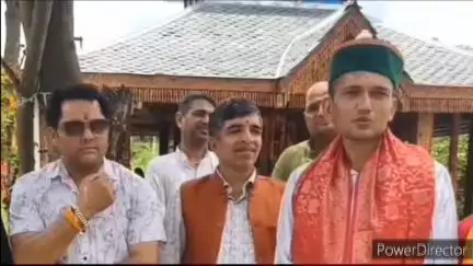 नादौन: प्रदेश के पहले पैरामोटर पायलट को स्वथानी माता मंदिर के प्रांगण में वरिष्ठ अधिवक्ता ने किया सम्मानित