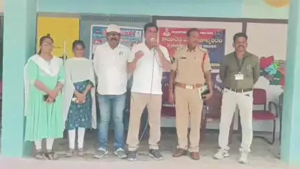 రామారెడ్డి: రామారెడ్డిలో సైబర్ నేరాలు, సామాజిక అంశాలపై విద్యార్థులకు అవగాహన కల్పించిన పోలీసు కళాబృందం