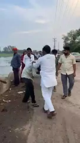 टीकमगढ़: महेंद्र सागर तालाब के पास युवक के साथ हुई मारपीट के मामले में 2 आरोपी गिरफ़्तार, फ़रार कांग्रेस नेता की तलाश जारी