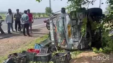 బలికురవ మండలం వైదవ వద్ద నామ్ రోడ్లో మామిడికాయల లారీ బోల్తా, ఇద్దరికి తీవ్ర గాయాలు