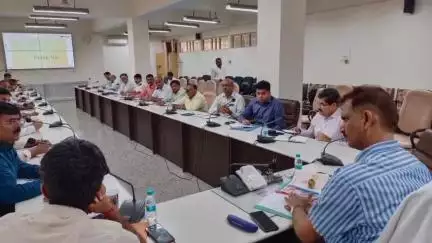 मऊ: कलेक्ट्रेट में जिलाधिकारी ने शिक्षा अधिकारियों के साथ की बैठक, स्कूलों में अधिक से अधिक नामांकन करने का दिया निर्देश