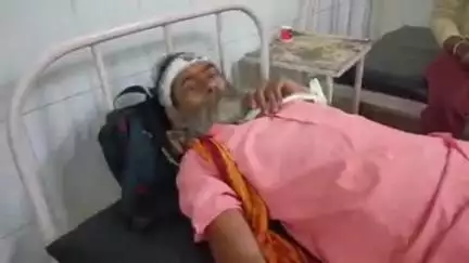 टीकमगढ़: गोंगा बेर मंदिर के समीप टैक्सी की टक्कर से वृद्ध गंभीर रूप से हुआ घायल, जिला अस्पताल में उपचार जारी