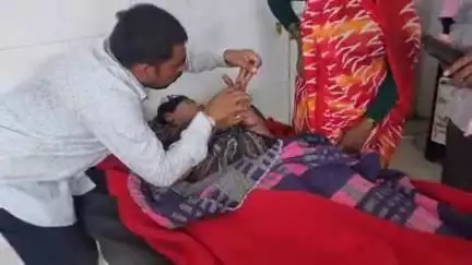 टीकमगढ़: बहादुरपुरा गांव में एक महिला को ज़हरीले जीव ने काटा, झाड़-फूंक के बाद अस्पताल लेकर पहुंचे परिजन