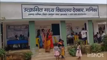 मनिका: देवबार गांव में धरती आबा जनजाति ग्राम उत्कर्ष अभियान के तहत शिविर का आयोजन किया गया