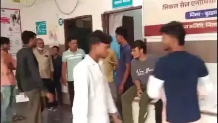 बुरहानपुर नगर: जिला अस्पताल में पदस्थ सफाई कर्मियों को 6 माह से नहीं मिला वेतन, कर्मचारियों ने जताया विरोध