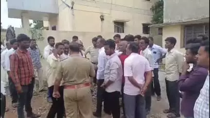 ಭಾಲ್ಕಿ: ವಿದ್ಯುತ್ ಕಣ್ಣಾಮುಚ್ಚಾಲೆಗೆ ರೊಚ್ಚಿಗೆದ್ದ ರೈತರಿಂದ ಪಟ್ಟಣದ ಜೆಸ್ಕಾಂ ಕಚೇರಿಗೆ ಮುತ್ತಿಗೆ, ಜೆಇ‌ ಮೇಲೆ ಹಲ್ಲೆ? #localissue