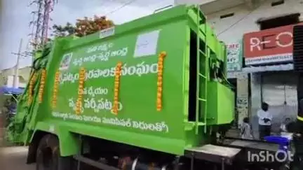 మున్సిపాలిటీలో కొనుగోలు చేసిన పారిశుద్ధ్య వాహనాలను ప్రారంభించిన స్పీకర్ అయ్యన్నపాత్రుడు
