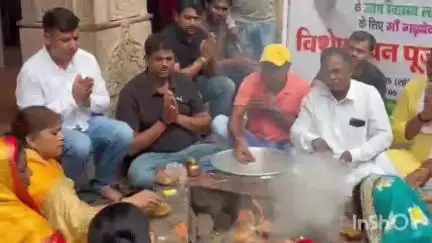 गढ़वा: पूर्व मुख्यमंत्री शिबू सोरेन के स्वास्थ्य लाभ के लिए गढ़देवी मंदिर में समर्थकों ने हवन-पूजन कर दीर्घायु की कामना की