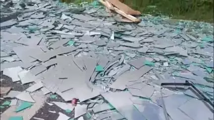సోమందేపల్లిలో కంటైనర్‌ను ఢీకొన్న లారీ