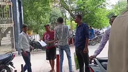 एटा: बहलोलपुर में आरोपियों द्वारा जान से मारने की नियत से फायर करने के मामले में गिरफ्तारी की मांग को लेकर SSP से मिला पीड़ित