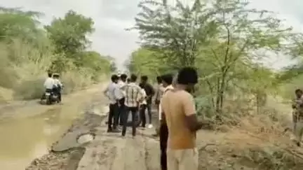बाड़मेर: भुरटिया सड़क मार्ग पर भीलो की ढाणी के पास एक व्यक्ति की गाड़ी हुई स्लिप, 108 एंबुलेंस के जरिए पहुंचाया गया अस्पताल