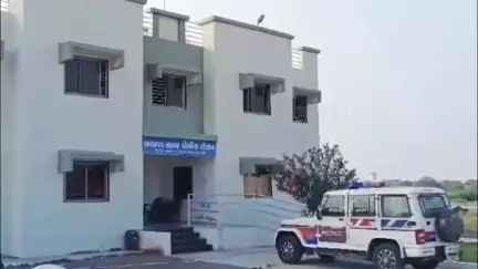 કાલાવાડ: રણુજા રોડ પાસે જુગાર રમતા સાત શખ્સો 12850ના મુદામાલ સાથે પકડાયા