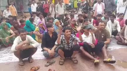 राजनगर: ग्राम झमटुली में बिजली विभाग की मनमानी से परेशान किसानों ने किया चक्का जाम, कहा- अधिकारी सुन नहीं रहे हैं