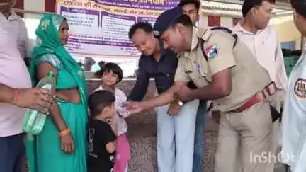 औरैया: दिबियापुर के फफूंद रेलवे स्टेशन पर सामुदायिक स्वास्थ्य केंद्र द्वारा डायरिया रोकने के लिए लगाया गया कैंप