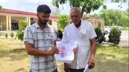 अमरोहा: गांव जिहल की मढैया निवासी युवक ने चाचा पर हत्या कराने की साजिश करने का लगाया आरोप, जिलाधिकारी से की शिकायत