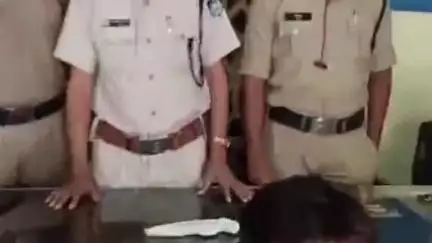 छतरपुर नगर: सिटी कोतवाली पुलिस ने फोरलेन हाईवे पर सरानी ब्रिज के पास से अवैध कट्टे के साथ आरोपी को गिरफ्तार किया