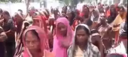 बलिया: कम्पोजिट विद्यालयों को बंद करने के आदेश के विरोध में रसोईया कर्मचारी संघ ने कलेक्ट्रेट में किया प्रदर्शन