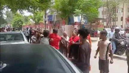 नवाबगंज: बाराबंकी में डीएम एसपी कार्यालय के पास काशीराम कॉलोनी आवंटन के विवाद में दो पक्षों की महिलाएं भिड़ी, वीडियो हुआ वायरल