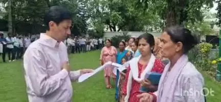 हल्द्वानी: हल्द्वानी के कैंप ऑफिस में कुमाऊं कमिश्नर दीपक रावत ने जनता दरबार लगाकर फरियादियों की समस्याएं सुनीं