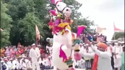 केज: तालुक्यातील जवळबन येथे रिंगण सोहळा