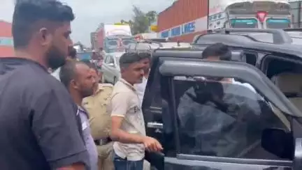 राहुरी: परिविक्षाधीन पोलीस उपअधीक्षक संतोष खाडेंनी स्वतः कोल्हार पुलावर नगर-मनमाड रस्त्यावरील वाहतूक केली सुरळीत