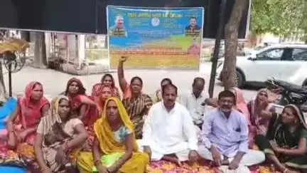 सीतापुर: विकास भवन प्रधान द्वारा जबरन पीड़ित के खेत में लगवाया गया खड़ंजा, पीड़ित परिवार ने किया धरना