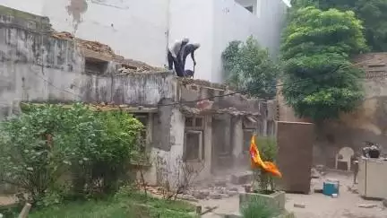 पलवल: पलवल न्यू कॉलोनी कैंप में जमीनी विवाद, पुलिस ने दोनों पक्षों को थाने में बिठाया, जमीन पर मालिकाना हक का दावा