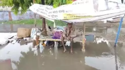 फर्रुखाबाद: नगर पालिका के दावों की खुली पोल, 20 मिनट की बारिश में शहर के कई स्थानों पर जलभराव की बनी स्थिति #jansamasya