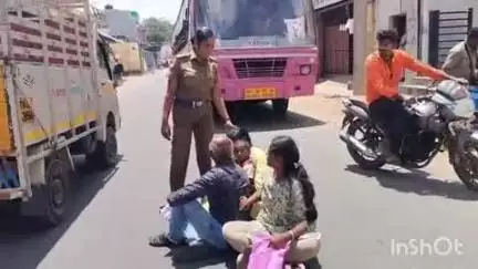 உசிலம்பட்டி: "உசிலம்பட்டியில் தந்தை சொத்தில் பங்கு தர மறுக்கும் சகோதரர்கள் மீது நடவடிக்கை எடுக்க கோரி பெண் சாலை மறியல்"