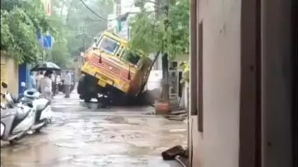 शिवपुरी नगर: कृष्णपुरम कॉलोनी में नो एंट्री में घुसा रेत से भरा डंपर, गड्ढे में फंसकर पलटने से बचा, टला बड़ा हादसा