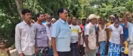 গৰৈমাৰী: টুপামাৰী গাঁও পঞ্চায়তত ৱাৰ্ড সদস্যাই নিৰ্বাচনত ভুৱা তথ্য দাখিল কৰি নিৰ্বাচনত জয়ী হোৱাৰ অভিযোগত শতাধিক ৰাইজৰ প্ৰতিবাদ