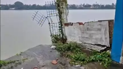 ব্যারাকপুর ১: গঙ্গা ভাঙনের কবলে উত্তর ব্যারাকপুর পৌরসভার অন্তর্গত মনিরামপুরে শিশু উদ্যান #jansamasya