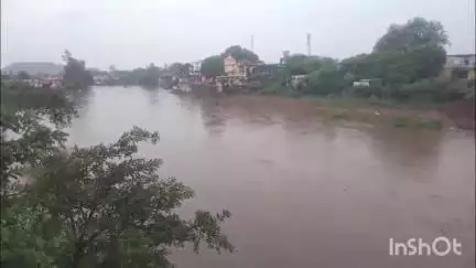 कर्वी: भीषण बारिश के कारण मंदाकिनी नदी का जलस्तर बढ़ा, रामघाट में श्रद्धालुओं की एंट्री पर रोक