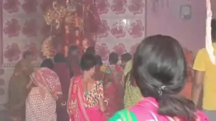 সাঁতুড়ি: বিপদতারিনী পূজে উপলক্ষে পছন্দপুর গ্রামের কালী মন্দিরে পুজো দিতে ভিড় মহিলাদের