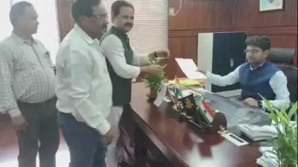 दुमका: इटावा में कथावाचक से दुर्व्यवहार के विरोध में प्रांतीय यादव महासभा ने समाहरणालय पहुंचकर डीसी को ज्ञापन सौंपा