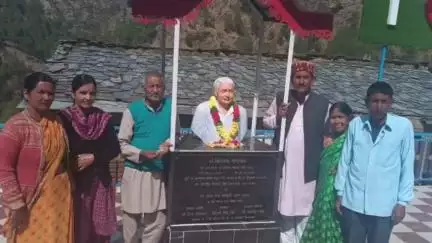पौड़ी: कोठला सैंजी में मनाई गई डॉ. शिवानंद नौटियाल की जयंती, ग्रामीणों ने उनकी मूर्ति पर श्रद्धांजलि अर्पित की