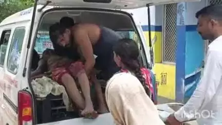 भभुआ: ओरगांव गांव में झोपड़ी के अंदर बैठे पति-पत्नी को आकाशीय बिजली की चपेट में आने से पत्नी झुलसी