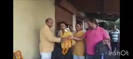 गोला गोकरणनाथ: गोलाछोटी काशी से बाबा बर्फानी के लिए 18 श्रद्धालुओं के दूसरे जत्थे को पालिकाध्यक्ष ने किया रवाना