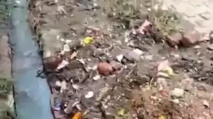 झांसी: ईसाई टोला मोहल्ले के बच्चों ने नगर निगम की लापरवाही को उजागर किया, फावड़ा उठाकर नालियों की सफाई की, वीडियो हुआ वायरल