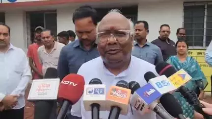 अंबिकापुर: खैरबार में सांसद चिंतामणि महाराज ने लगाई जन चौपाल, राजस्व ग्राम बनाने की उठाई पुरजोर मांग