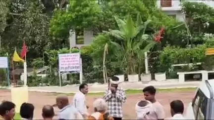 छतरपुर: कुड़ी धाम मंदिर में चोरी के आरोपी बाबा ने मंदिर में किया हंगामा, वीडियो वायरल!
